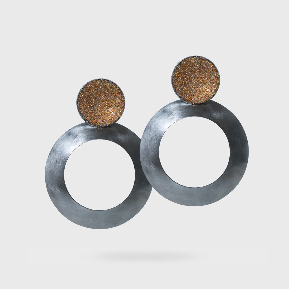 Cercei cerc din alamă placată cu gun metal și cristale – Katerina Vassou