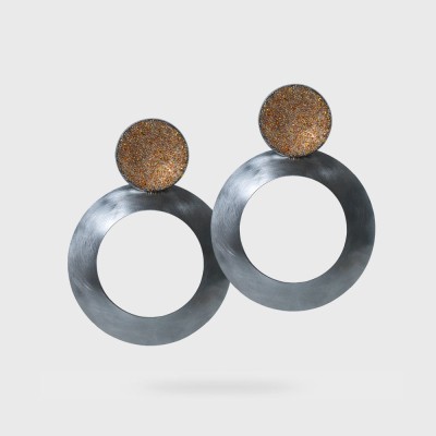 Cercei cerc din alamă placată cu gun metal și cristale – Katerina Vassou