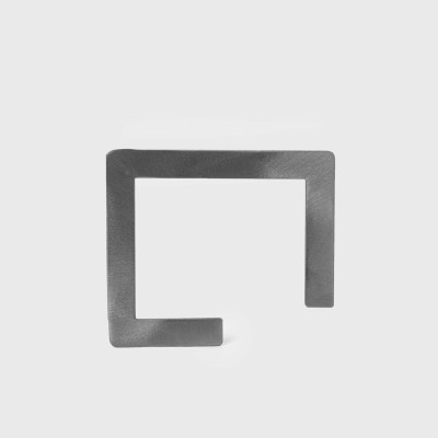 Brățară din alamă placată cu gun metal, formă rectangulară incompletă – Katerina Vassou