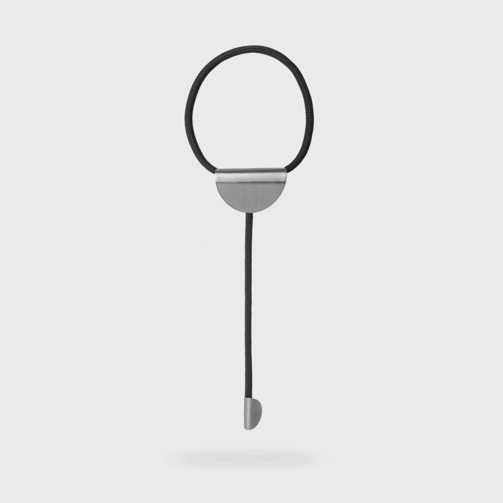 Colier creație Katerina Vassou din alamă placată cu argint și cordon textil