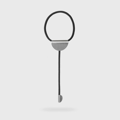 Colier creație Katerina Vassou din alamă placată cu argint și cordon textil