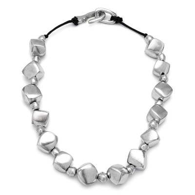 Colier cu șnur negru și elemente metalice Vestopazzo Italia – Aluminiu reciclat, design modern