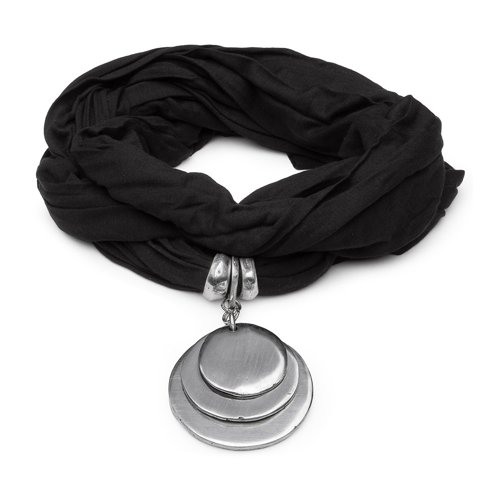 Colier tip eșarfă din jerse negru cu pandantiv din aluminiu reciclat, trei forme rotunde suprapuse – Vestopazzo Italia
