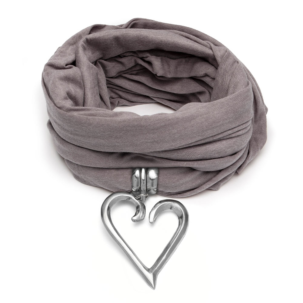 Colier tip eșarfă din jerse bej cu pandant inimă din aluminiu reciclat – Vestopazzo Italia