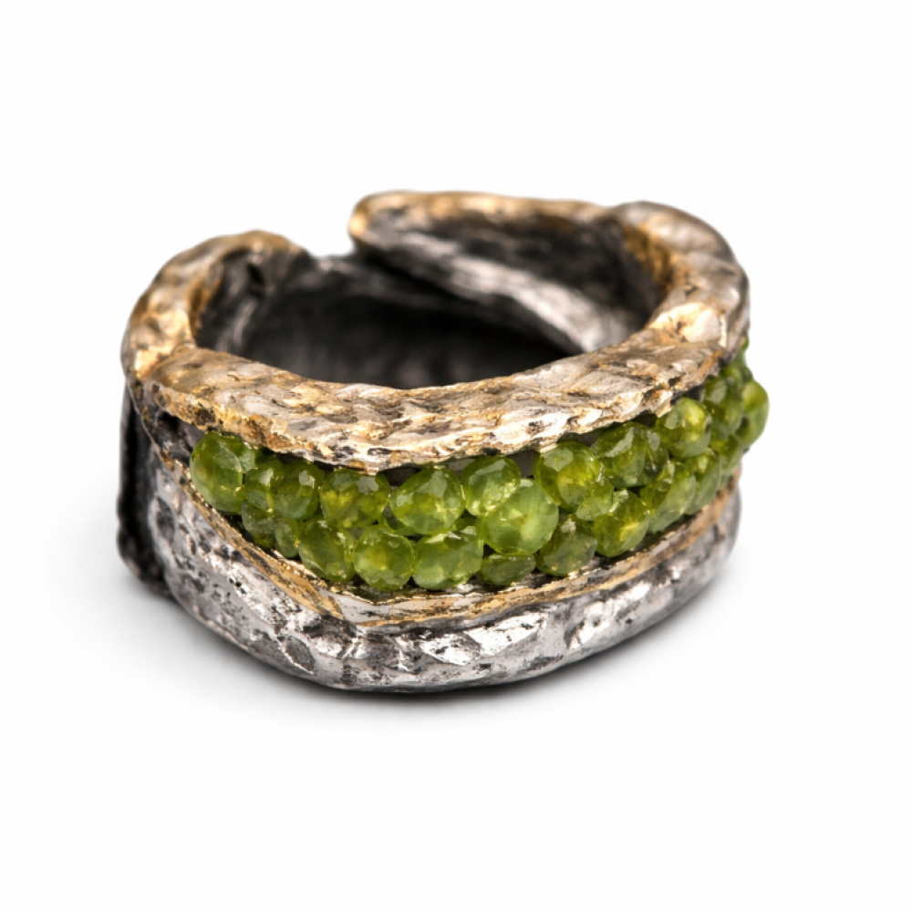 Inel lucrat manual din alamă cu patină argintie și cristale peridot – Tina Kotsoni