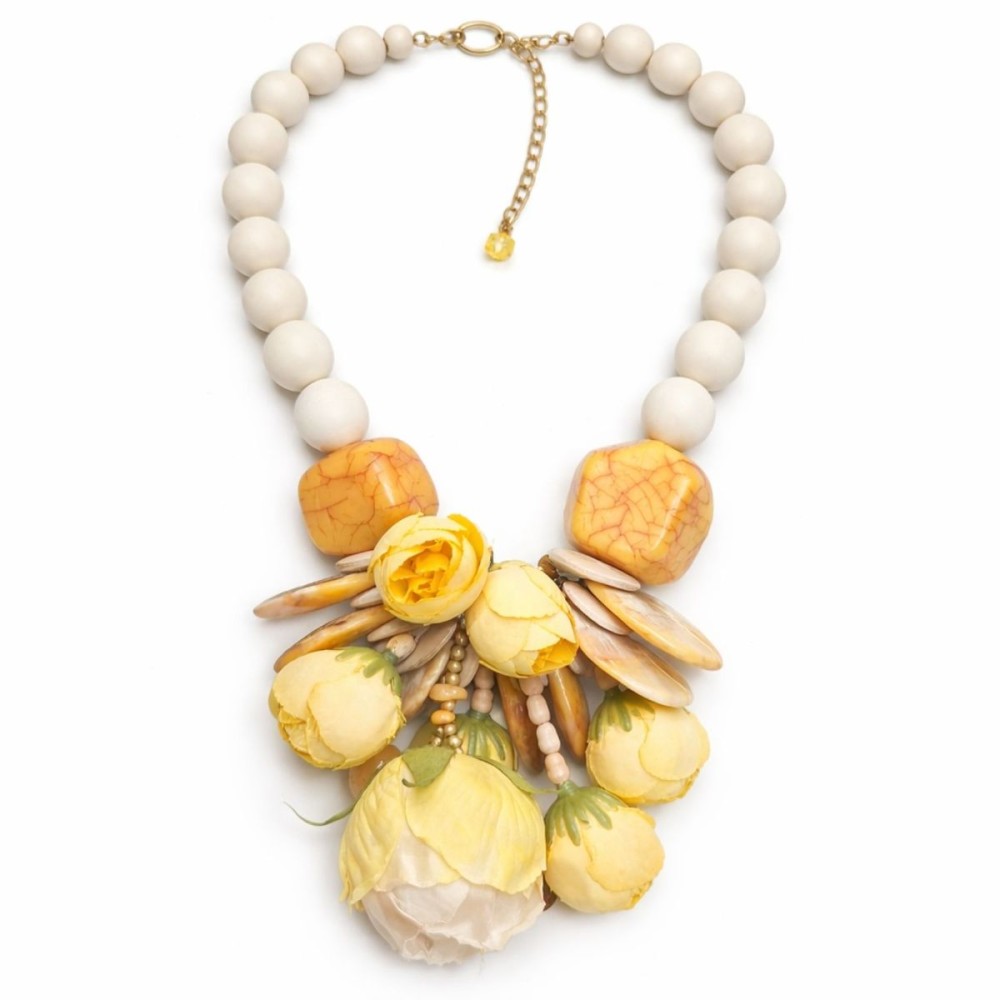 Colier artizanal cu flori galbene și mărgele albe – Import Italia