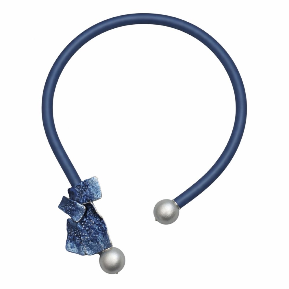 Colier modern din silicon albastru metalizat cu elemente metalice – Import Italia