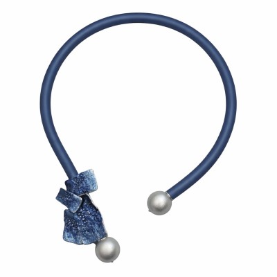 Colier modern din silicon albastru metalizat cu elemente metalice – Import Italia