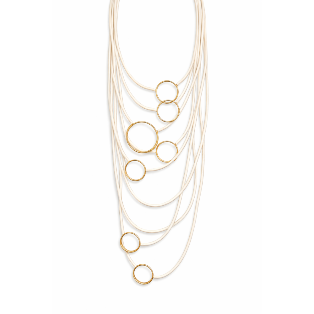 Colier lung din fire de cauciuc alb‑unt și cercuri metalice aurii