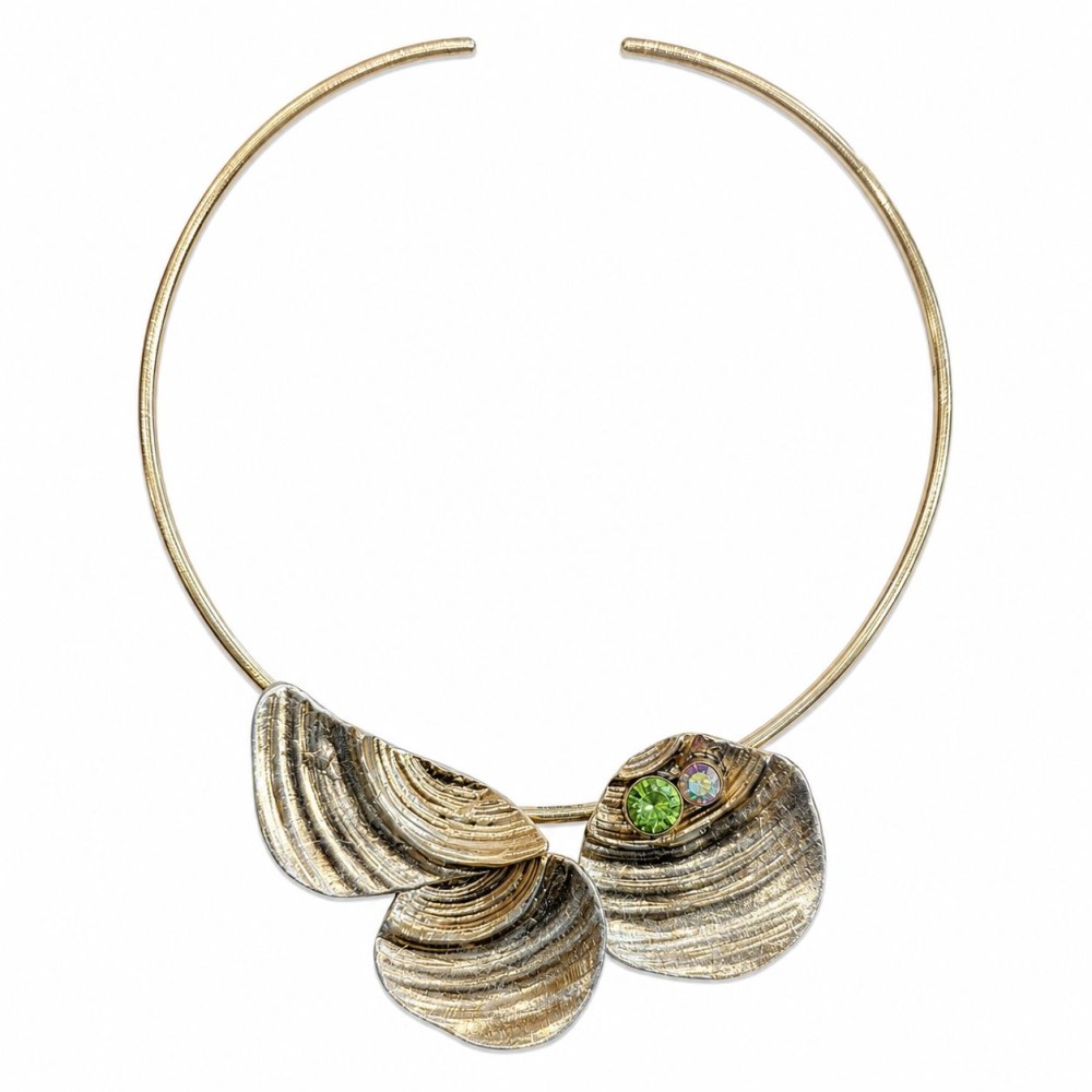 Colier OSTREA din alama cu patina argintie si cristal peridot – Tina Kotsoni