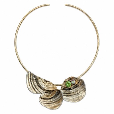 Colier OSTREA din alama cu patina argintie si cristal peridot – Tina Kotsoni