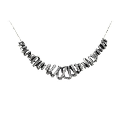 Colier scurt pe lanț cu element ondulat sculptural din zamac cu finisaj argint antic – KLK Italia