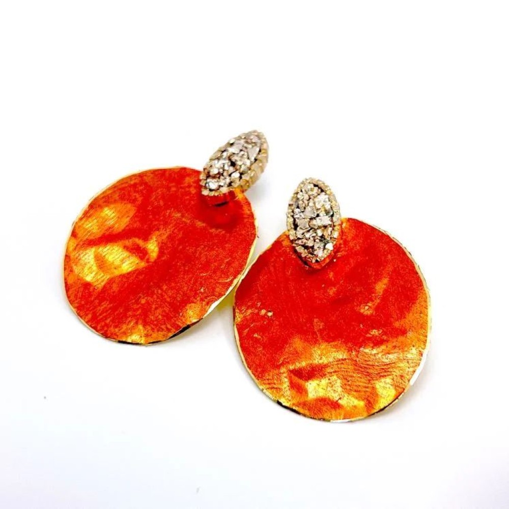 Cercei aurii cu patină arămie și cristale champagne – creație Tina Kotsoni