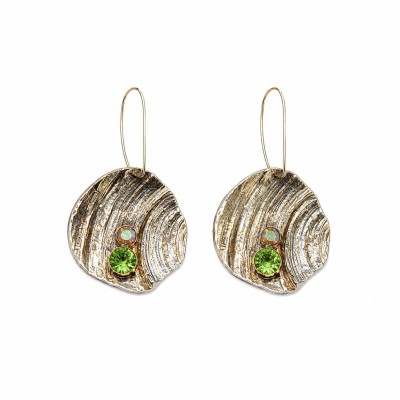 Cercei OSTREA din alama cu patina argintie si cristal peridot – Tina Kotsoni